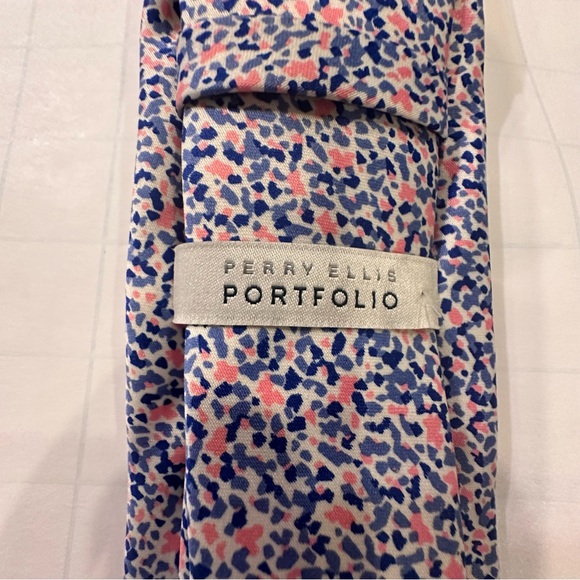 PERRY ELLIS PORTFOLIO Necktie & Pocket Square Set - Picture 4 of 6